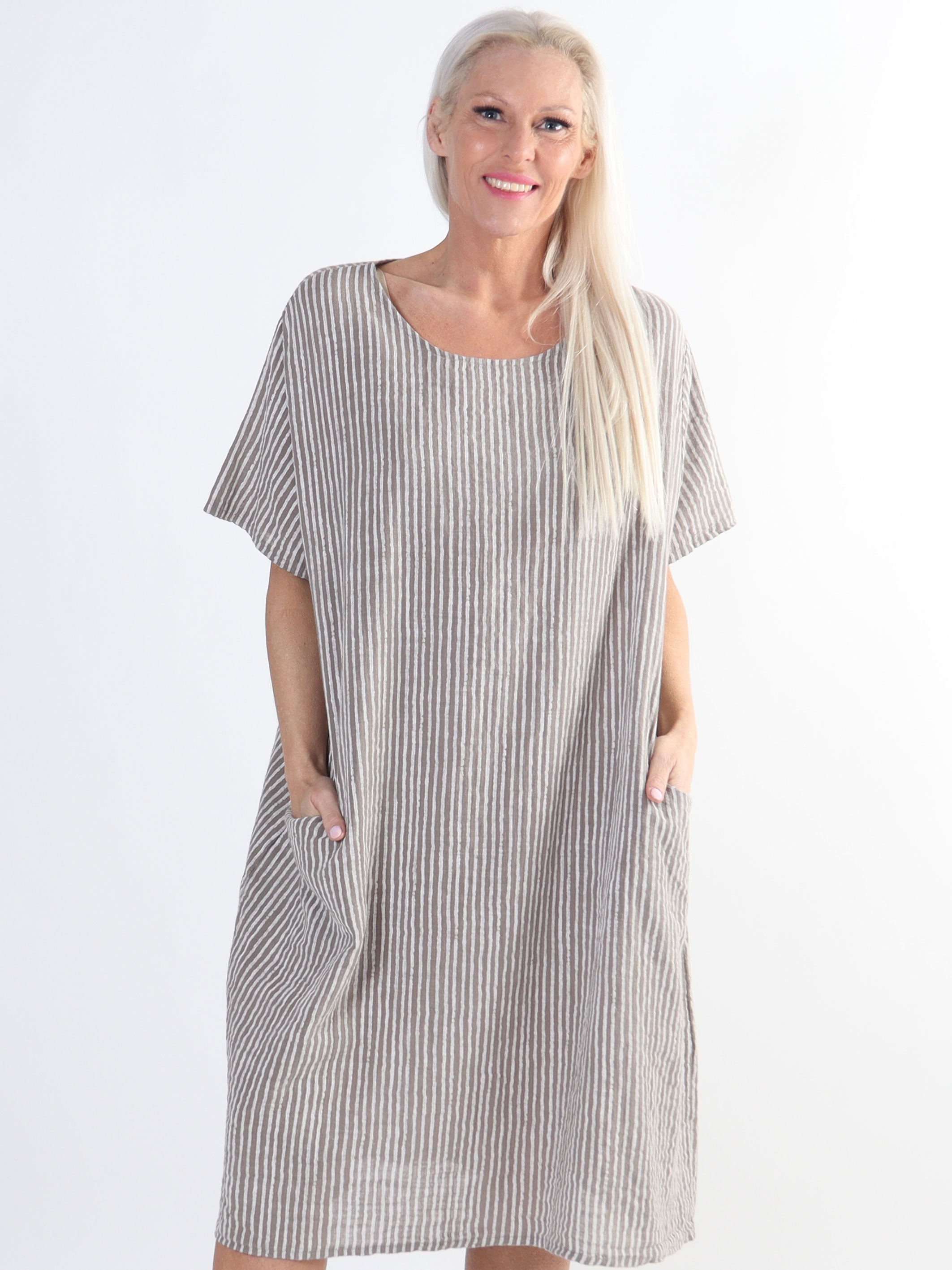 Louise - Fin stribet plus size kjole i hørlignende stof i bomuld